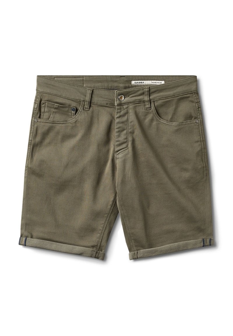 Olívazöld rövidnadrág, pamutkeverékből készült, elöl gombos, több zsebbel és visszahajtott szegéllyel, mely kontrasztos varrással díszített.