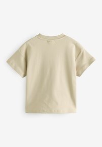 Beige bomulls t-shirt med korta ärmar, rundad halsringning och en slät textur. Minimalistisk design utan synliga mönster eller logotyper.