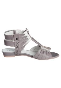 Sandalia de cuero gris con múltiples correas y detalles de costura. Diseño de punta abierta con un tacón bajo y acentos plisados en la parte frontal.