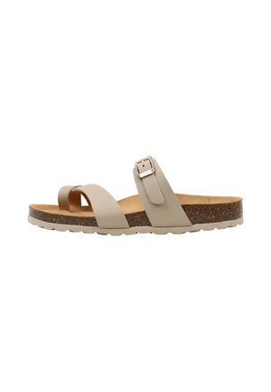 Sandalia beige con suela de corcho, que cuenta con dos tiras: una lazada para el dedo y una correa ajustable con hebilla sobre el pie.