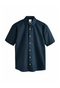 Chemise bleu marine à manches courtes avec col et boutons blancs sur le devant sur fond blanc.
