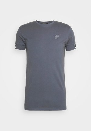 Szara bawełniana koszulka z krótkim rękawem i okrągłym dekoltem, z małym haftowanym logo na piersi oraz kontrastową tasiemką na rękawie.