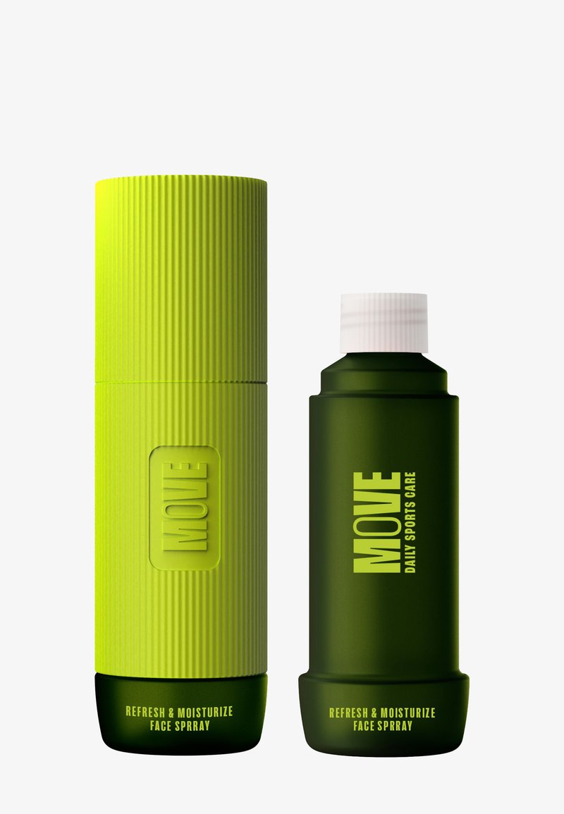 Dwie butelki spryskiwaczy: jedna wysoka, żeberkowana, jasna zieleń, oznaczona napisem "MOVE"; druga krótsza, ciemnozielona z białą nakrętką, z oznaczeniem szczegółów produktu.