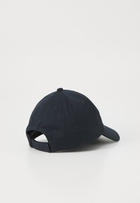 Căciulă de baseball bleu marin cu bor curbat, curea ajustabilă la spate, material texturat și accente cusute pe coronă.