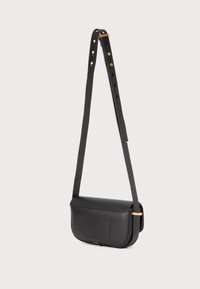 Borsa a tracolla nera in pelle con tracolla regolabile, texture liscia, silhouette piatta, caratterizzata da cuciture sottili e chiusura con pattina frontale.