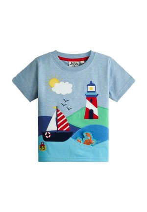 Svetlomodré tričko pre batoľa s červenou a bielou plachetnicou, oranžovým krabom, červenobielo pruhovaným majákom, žltým slnkom, bielym mrakom a lietajúcimi vtákmi.
