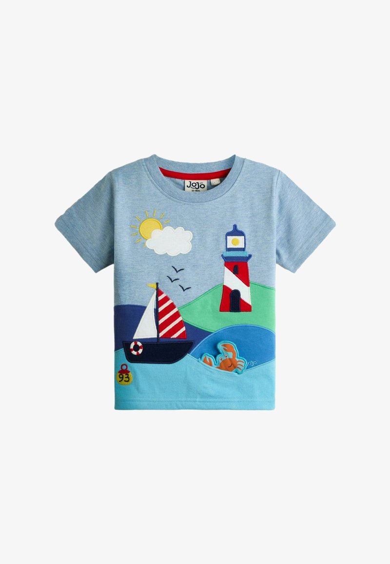 Jasnoniebieska koszulka dla malucha z czerwono-białym żaglowcem, pomarańczowym krabem, czerwono-białą latarnią morską w paski, żółtym słońcem, białą chmurą i lecącymi ptakami.