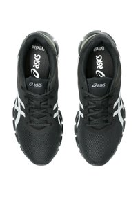 Baskets de sport noires avec une tige en mesh, accents blancs et gris, semelles arrondies et col rembourré. Présente une fermeture à lacets et un logo sur la languette.