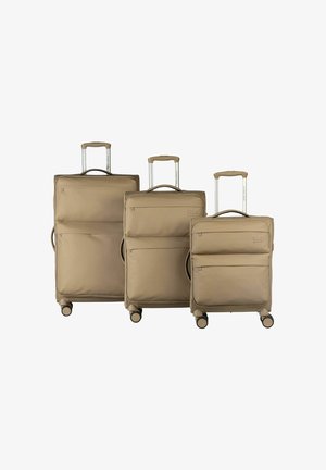 Tre valigie beige morbide con manici telescopici e quattro ruote, disposte dalla più grande alla più piccola, su sfondo bianco.