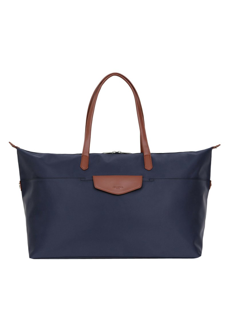 Sac fourre-tout en nylon bleu marine avec des poignées en cuir marron et une poche frontale. Dispose d'une fermeture éclair et d'un design élégant pour un transport facile.
