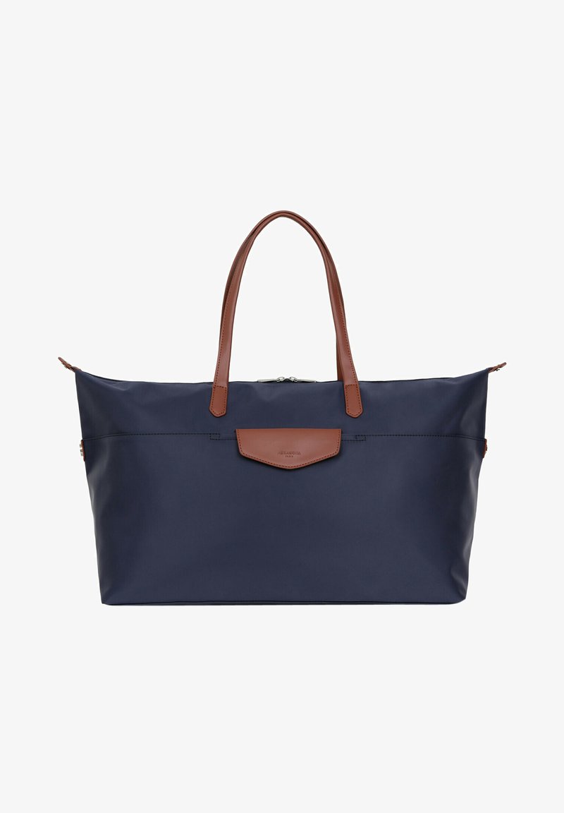 Sac fourre-tout en nylon bleu marine avec des poignées en cuir marron et une poche frontale. Dispose d'une fermeture éclair et d'un design élégant pour un transport facile.
