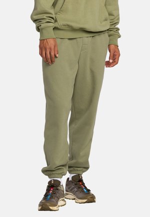 ESSENTIAL -  DE  POUR  - Pantalones deportivos - green