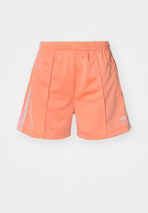 Pantalones cortos deportivos de color naranja claro con una cinturilla elástica, que cuentan con dos franjas blancas verticales en los lados y un pequeño acento de logo blanco.