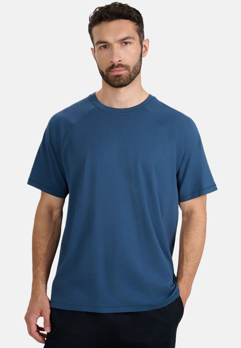 T-shirt bleu à manches courtes, fabriqué en tissu doux, avec un col rond et des manches raglan. Texture lisse avec peu de détails.