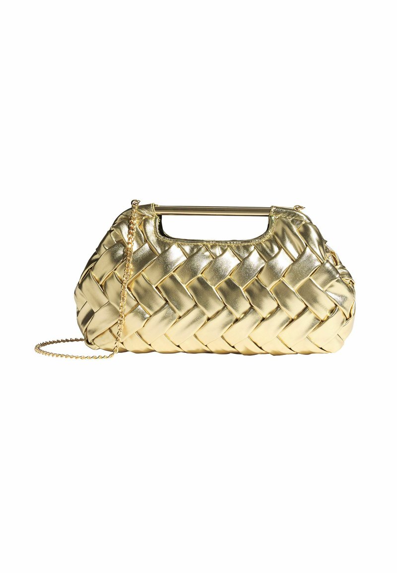 Bolso de mano tejido en oro con forma redondeada, acabado metálico, asa superior y correa de cadena. Presenta una textura trenzada distintiva.