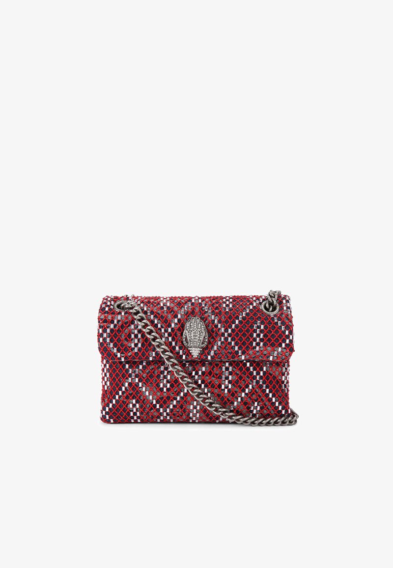 Piccola borsa a mano rettangolare rossa e nera, intrecciata, con tracolla in catena argentata e chiusura decorativa argentata a forma di mano.