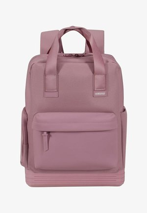 Sac à dos rose en tissu texturé, avec deux poignées supérieures, des bretelles rembourrées, une poche zippée à l'avant et un design à rayures horizontales à la base.