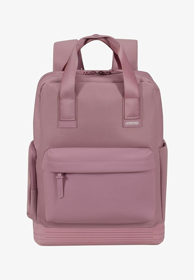 Sac à dos rose en tissu texturé, avec deux poignées supérieures, des bretelles rembourrées, une poche zippée à l'avant et un design à rayures horizontales à la base.