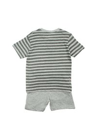 Ensemble en coton gris composé de deux pièces, comprenant une chemise à rayures à manches courtes et un short uni, tous deux à la texture douce.