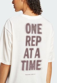 adidas Performance ONE REP AT A TIME  GRAPHIC - Sports T-shirts - chalk white