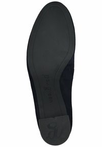 Sola in gomma nera con design piatto, caratterizzata da una superficie liscia e un logo in rilievo. Forma minimalista e arrotondata.