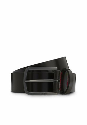 Ceinture en cuir noir au fini brillant, avec une boucle en métal de ton noir mat et des coutures rouges pour une touche de détail en plus.