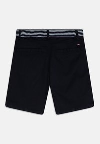 Tmavě modré šortky s kontrastním pruhovaným pasem, dvěma zadními kapsami a čistě zakončenými okraji. Vyrobeny z hladkého, lehkého materiálu.