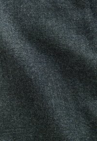 Dunkelblauer Denim-Stoff mit leicht strukturiertem Oberfläche, präsentiert in einem tiefen Indigo-Ton und subtilen Schattierungsvariationen.