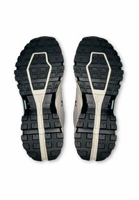 Graue und schwarze Laufschuhe mit strukturierten Gummisohlen, einem weißen Zwischensohlenbereich und Markendetails entlang der Kanten.