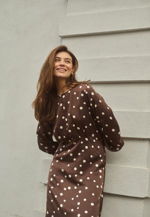 Culture, CUDOTTY BERNA DRESS - Robe chemise - brown whitecap dot