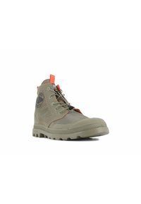 Scarpe outdoor alte di colore verde oliva con dettagli arancioni, caratterizzate da una parte superiore testurizzata, suola in gomma e dettaglio del logo sul lato.