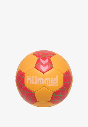 Żółta i czerwona piłka nożna dla dzieci z teksturowaną powierzchnią, sześciokątnymi panelami i zielonym wzorem siatki. Posiada branding "Hummel CLASSIC KIDS".