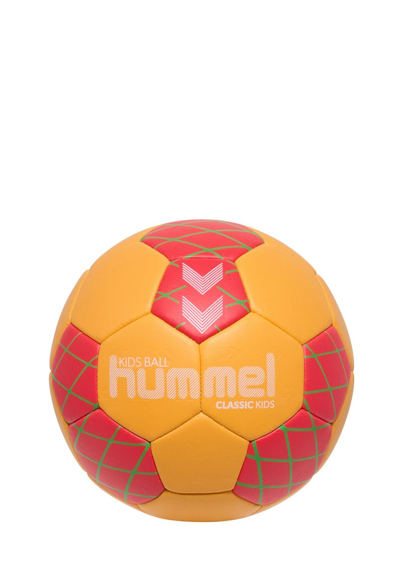 Żółta i czerwona piłka nożna dla dzieci z teksturowaną powierzchnią, sześciokątnymi panelami i zielonym wzorem siatki. Posiada branding "Hummel CLASSIC KIDS".