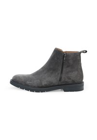 Stivale alla caviglia in suede grigio con zip laterale e linguetta, caratterizzato da una suola in gomma nera bassa e una texture liscia. Design semplice ed elegante.