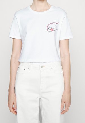 T-shirt en coton blanc avec un motif ludique d'un chien tenant une laisse rose sur la partie gauche de la poitrine. Col rond classique, manches courtes.