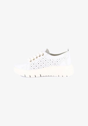 Sneaker bianca a basso profilo con lati traforati, occhielli dorati, suola spessa scanalata e linguetta al tallone, mostrata di profilo laterale.
