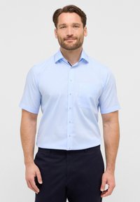 Camicia azzurra a maniche corte con bottoni, taschino sul petto, texture sottile e dettaglio a contrasto all'interno del colletto. Design slim fit.