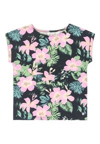 Top de manga corta con fondo negro y grandes patrones florales en tonos rosa y verde, textura suave y diseño de ajuste relajado.