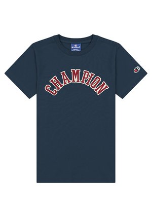 Granatowy T-shirt marki Champion z krótkimi rękawami, czerwono-białym napisem "CHAMPION" w łuku na piersi i małym logo na lewym rękawie.