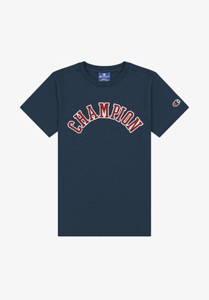 Granatowy T-shirt marki Champion z krótkimi rękawami, czerwono-białym napisem "CHAMPION" w łuku na piersi i małym logo na lewym rękawie.