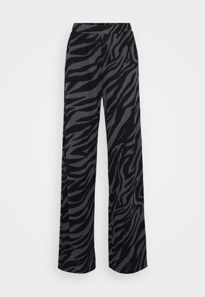Široke hlače iz mehkega materiala s črno in temno sivo zebra vzorcem. Elastičen pas za udobje in enostavno oblačenje.