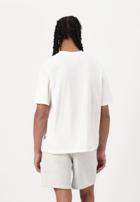 New Balance HOOPS CHAMPIONSHIP  GRAPHIC UNISEX - Trükipildiga T-särk - white
