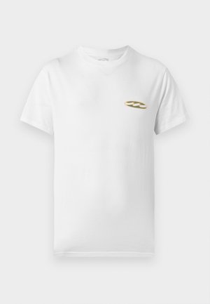 Hvid kortærmet t-shirt med rund hals og lille grønt og guld ovalt logo på venstre bryst.