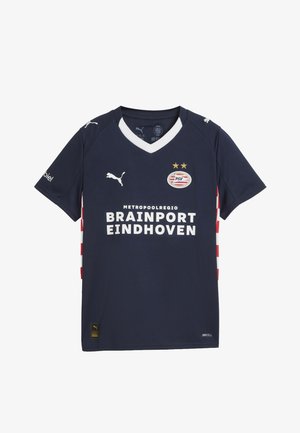 Jūrų pėstininkų futbolo marškiniai su baltomis detalėmis ir raudonomis juostelėmis šoninėse. Ant jų yra Puma logotipas, PSV emblema su dviem žvaigždėmis ir tekstas "BRAINPORT EINDHOVEN".