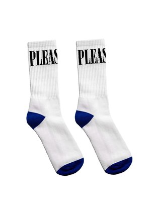 Białe skarpetki za kostkę z ciemnoniebieskimi piętą i palcami, z napisem "PLEASE" dużymi czarnymi literami blisko górnej opaski.