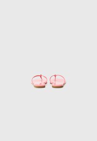 Infradito rosa con finitura lucida, suole piatte e cinturini sottili. La vista posteriore mostra i supporti per le dita dei piedi e un design minimalista.