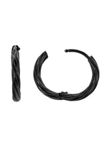 Sorte metalliske hoops øredobber med en vridd design. Den ene øredobben er sirkelformet med en lås, den andre er slank og rett.