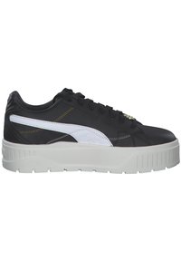 Sneaker nere in pelle con una striscia bianca, lacci piatti e una suola chunky bianca. Presentano cuciture gialle e un accento decorativo di lato.