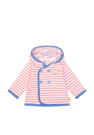 Babyjakke med pink- og hvide striber, blå kanter, hætte foret med blomsterstof, blå knapper og et lille bamsepatch på brystet.