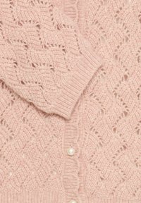Cardigan lavorato a maglia rosa chiaro con un motivo a treccia testurizzato, maniche lunghe e bottoni in perla lungo la parte anteriore. Materiale morbido e accogliente.
